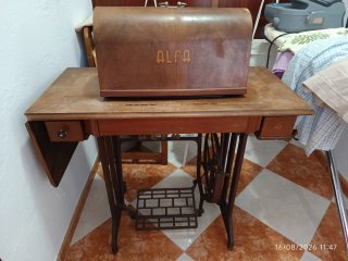 Maquina de coser antigua Alfa