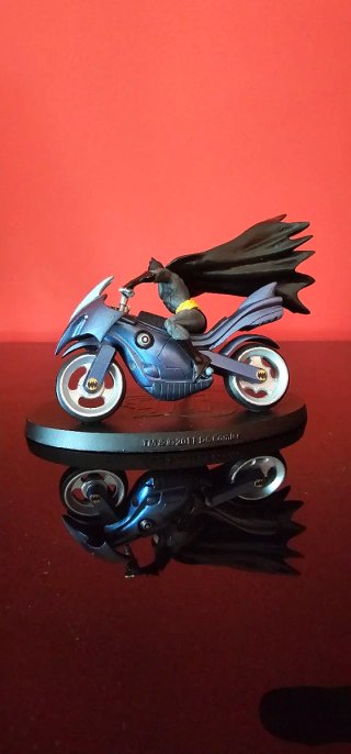 BATMAN EN BATCYCLE - FIGURA ESPECIAL DE PLOMO