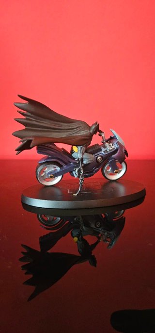BATMAN EN BATCYCLE - FIGURA ESPECIAL DE PLOMO