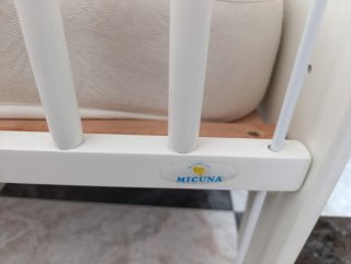 Cuna de bebé blanca con estrellas