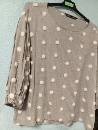 Blusa Zara gris lunares blancos talla L