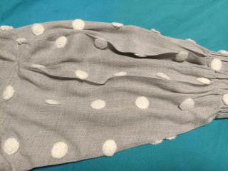 Blusa Zara gris lunares blancos talla L