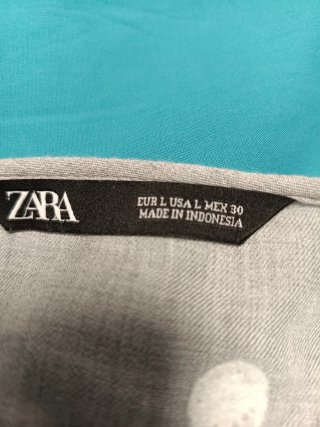 Blusa Zara gris lunares blancos talla L