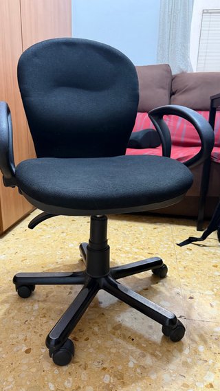 Silla de oficina giratoria negra