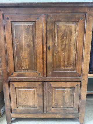 Mueble de madera marrón