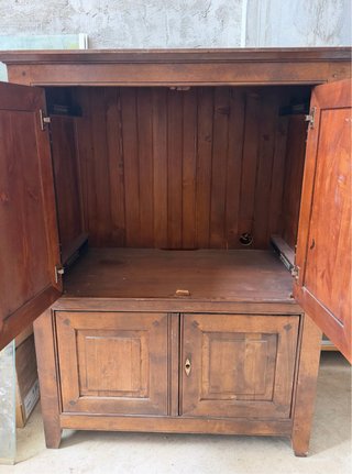 Mueble de madera marrón