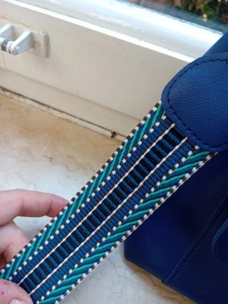 Borsa blu con tracolla multicolore
