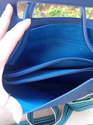 Borsa blu con tracolla multicolore