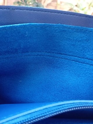 Borsa blu con tracolla multicolore