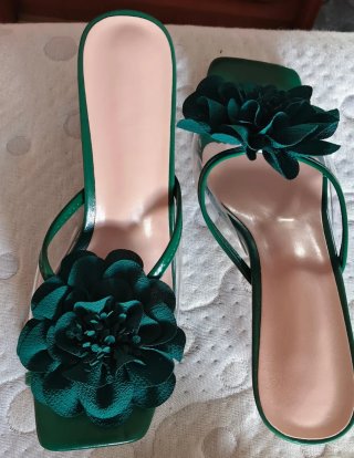 Sandalias Verdes con Tacón Transparente y Flor