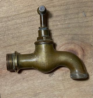 Grifo de latón antiguo