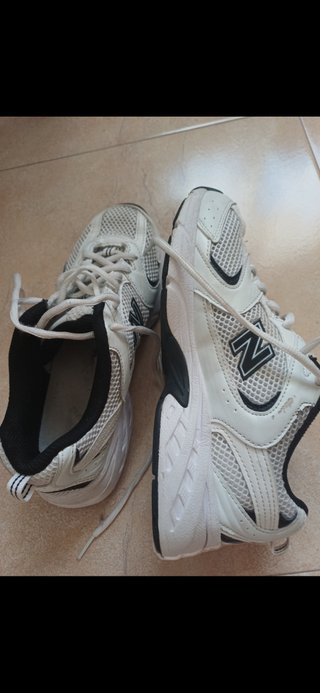 Zapatillas New Balance Blancas y Negras