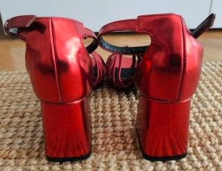 Zapatos de tacón rojos