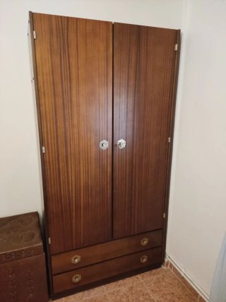 Armario de madera marrón