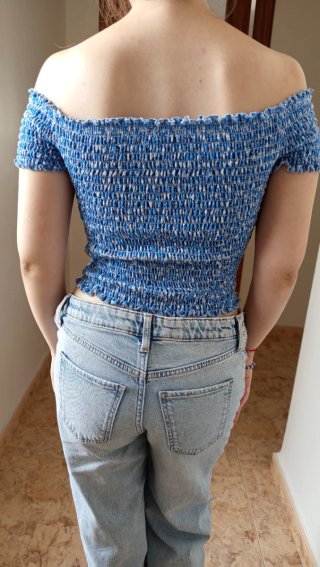 camiseta de manga corta con hombros descubiertos