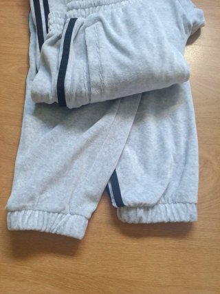 Pantalón Adidas Gris con Detalles Dorados