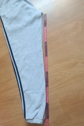 Pantalón Adidas Gris con Detalles Dorados