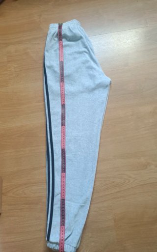 Pantalón Adidas Gris con Detalles Dorados