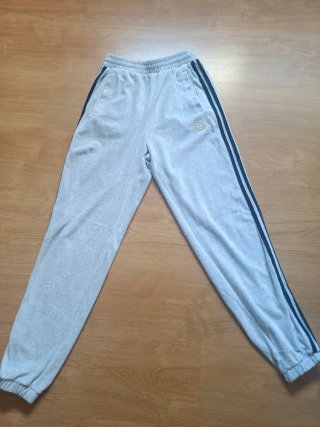 Pantalón Adidas Gris con Detalles Dorados