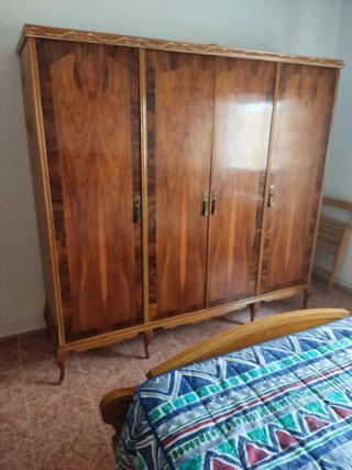 Armario de madera clásico