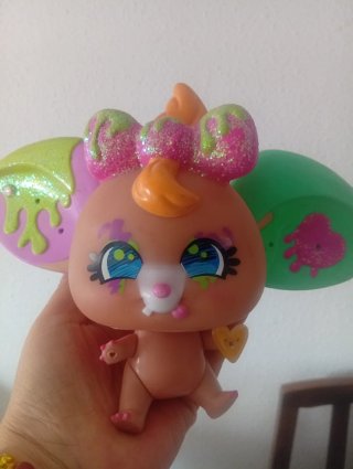 Muñeca con lazos y orejas grandes