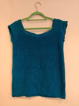 Top crochet azul.