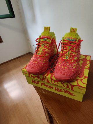 Zapatillas Baloncesto Talla 44.5 Rojas y Amarillas