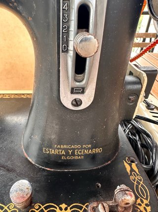 Máquina de coser Sigma con pedal