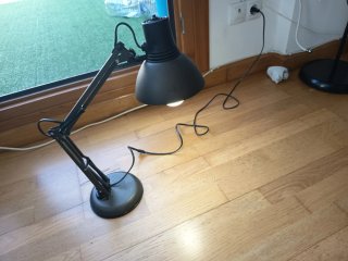 Lámpara de mesa negra ajustable