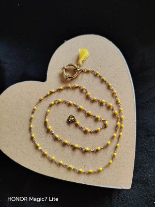 Collana con perline gialle e nappina