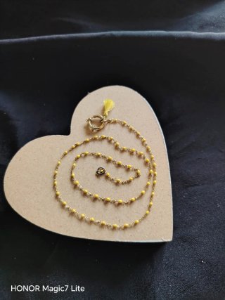 Collana con perline gialle e nappina