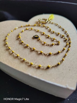 Collana con perline gialle e nappina
