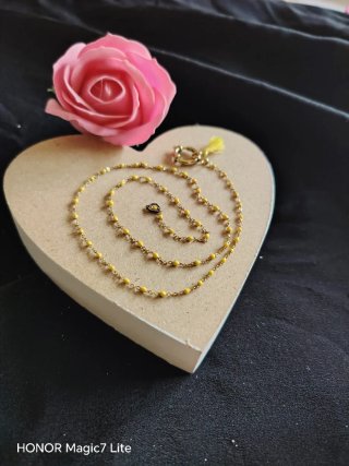 Collana con perline gialle e nappina