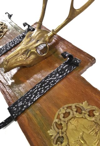 Excelente perchero de madera con ciervo de bronce