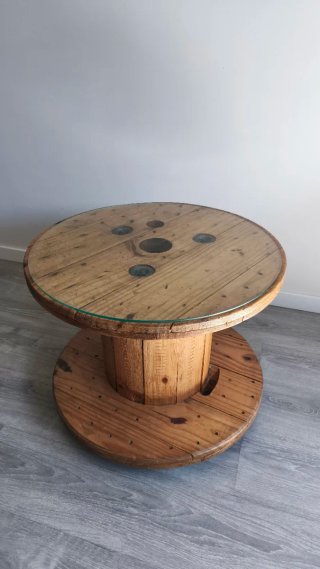 Mesa madera con cristal y ruedas
