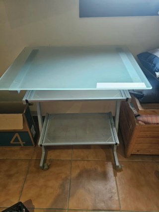Escritorio de cristal con ruedas