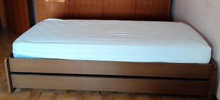 2 letti singoli con contenitore a cassettone