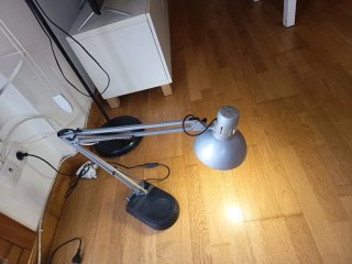 Lámpara de mesa flexible metal y plástico