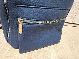 Parfois. Mochila azul con cremalleras doradas