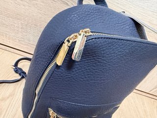 Parfois. Mochila azul con cremalleras doradas