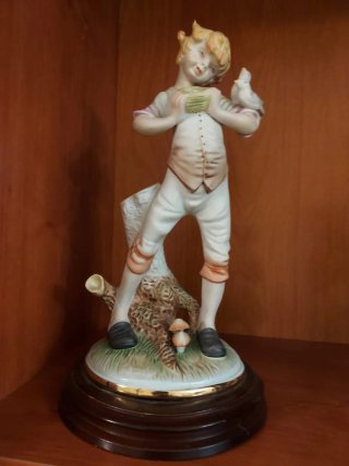 Figura niño con pájaro y tronco