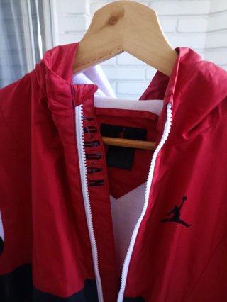 Chaqueta Jordan Roja y Negra con Capucha