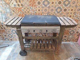 Barbacoa de gas con mesa auxiliar