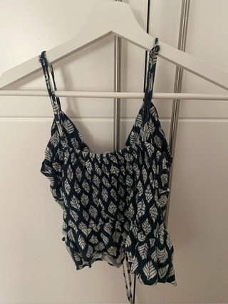 Top estampado hojas azul y blanco