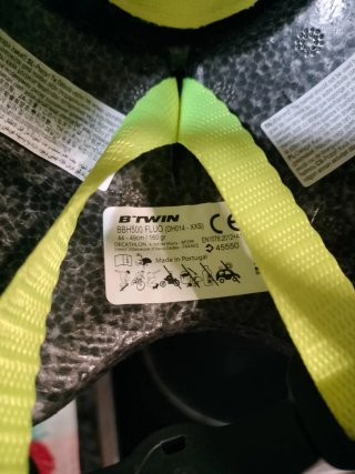 Casco infantil amarillo brillante