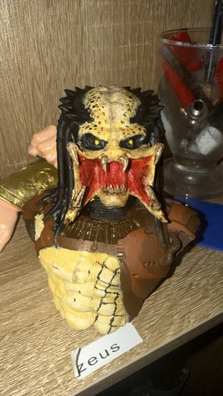 Busto Predator pintado a mano