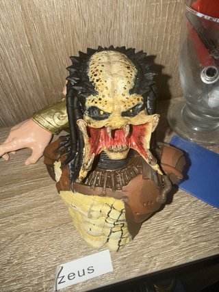 Busto Predator pintado a mano