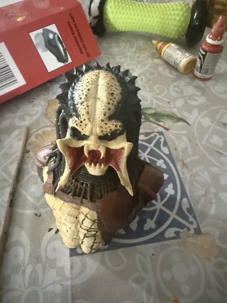 Busto Predator pintado a mano