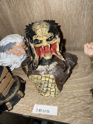 Busto Predator pintado a mano