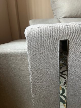 sofa de tres plazas tipo chaise longue.